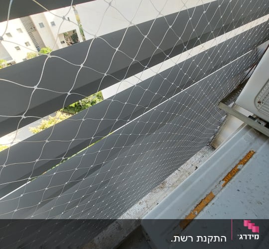 רשת למניעת כניסת יונים במרפסת